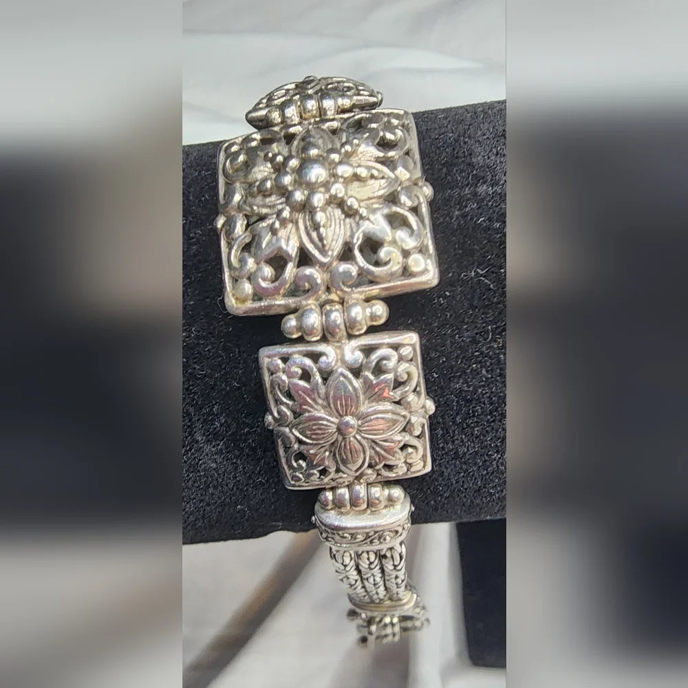 Sarda sterling silver floral panel toggle bracelet.